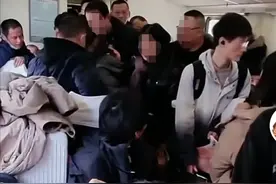 铁总：不要再减少绿皮车了，春运再现绿皮车爆满，说明百姓需要图片