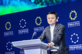 马云说：输掉一场比赛并不可怕，但千万不能放弃努力。图片