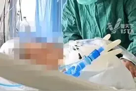 16岁男孩回家路上遭车祸去世 父母含泪捐器官救6人 母亲抱儿子生前最爱玩偶送别:上面还有孩子的温度呢图片