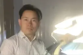 几百万网友猛追的这个河南人，一年卖了120多万把雨伞图片