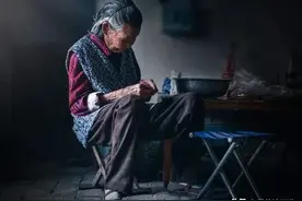 父亲走了，陪继母回她娘家，她给我5000，我不要，她的话让我泪目图片