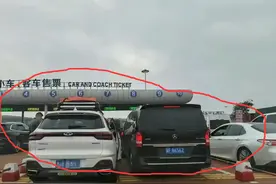 洗白了！奔驰车行车记录仪曝光，还真是右让左！更多现场图片流出图片