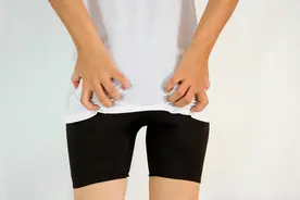 屁股后面，为啥有两坨“黑印子”？这4个方法，消除臀部黑印图片