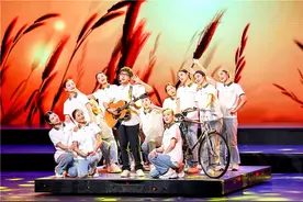 Z世代文化报告｜街头歌手罗小罗：看到街头市民被音乐感染，自己会很幸福图片