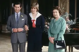 1981年，戴安娜第一次和女王同框，笑得娇羞可爱，查尔斯也很满意图片