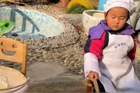 网友:这小女孩烙饼的眼神跟我80岁姥爷烙饼时一模一样图片