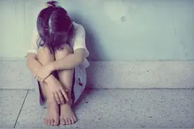 我三年级那年，妈妈让我去外婆家借钱，舅妈不开门，后来我懂了图片