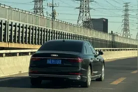 路上偶遇台奥迪，副驾说遇到的几率比S680还低，看见车标明白了图片