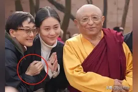 李连杰和小女儿一起虔诚礼佛，62岁利智陪在身边，美貌颜值不再！图片