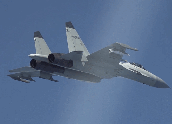 南部战区海航实弹训练！大方展示歼-11BHG发射PL-10命中目标画面