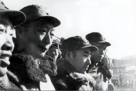 四野的震慑力有多强？国军看到“狗皮帽子”就害怕，吓得四散而逃图片