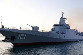 055“南昌”舰单挑美军航母编队，中国海军反舰火力有多猛？图片