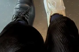 回家火车上，卧铺一觉醒来，鞋变“鸳鸯配” ，网友:我光脚出的站图片