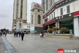 小伙撒“冥币”驱赶广场舞大妈！当地社区回应图片