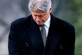 1994年，克林顿母亲去世，他哭得泣不成声，在莫斯科点燃蜡烛祭奠图片