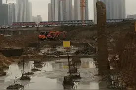 今年建筑行业太难了，有几十台挖掘机的老板在寒风中瑟瑟发抖图片