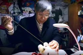 修一个布娃娃要9000块？上海77岁玩偶医生“携娃要价”，太过分！图片