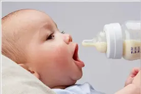 几个小动作轻松判断你的宝宝是否吃饱饱图片