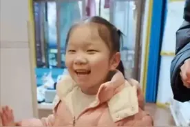 收到春晚邀请！可爱女孩豆豆摔倒后幽默地说“提前拜年了”图片