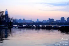 夜幕降临的大明湖图片