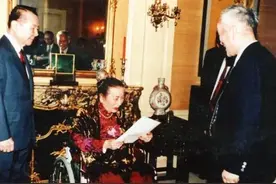 宋美龄赴美，女副官长期提供按摩服务，落下病根后其子女结局惨淡图片