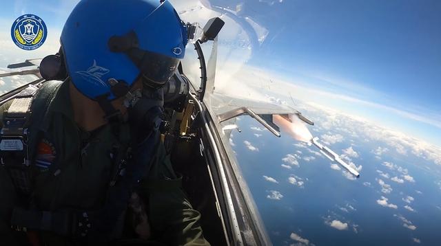 南部战区海航实弹训练！大方展示歼-11BHG发射PL-10命中目标画面