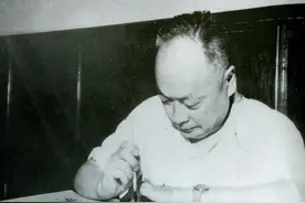 1949年一农妇给陈毅写信求援，陈毅看后大惊：八百壮士还活着？图片