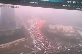 注意绕行！受天气影响，西安部分路段车流量饱和，结冰路段临时交通管制图片