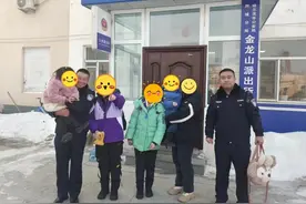 游客租车自驾途中侧滑进沟，为赶火车民警开私家车送到哈站图片