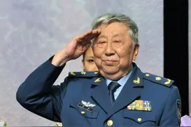 他是解放军级别最高的文职干部！参军63年，享受战区级的上将待遇图片