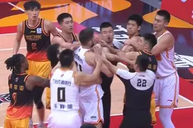 1张罚单惹毛杨毅助理！公开对线CBA官方：任骏飞这种你们敢罚吗？图片