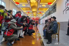 陕西省女摄协开展“巾帼暖阳行动” 义务为何家营老人拍照图片