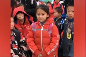 2021年，7岁女孩因一张笑脸走红，父母拒百万签约，如今怎样了？图片