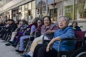 北京，姐妹俩将母亲送养老院17天后，接到电话母亲去世了图片