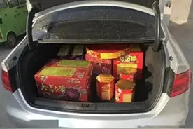 闹大了，私家车拉烟花被拘留5日?律师“违法”，网友:怎么拉回家图片