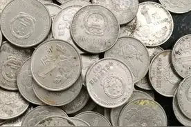 刻有这“四个数字”的1元硬币别乱丢，行家：堪比3克黄金!图片