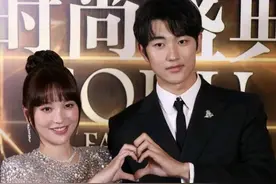 清醒了！42岁金莎对23岁男友说要做婚前财产公证，男友瞬间变脸图片