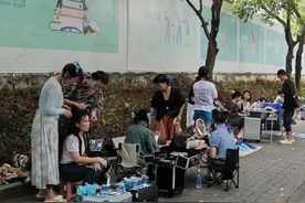 深圳年轻人搞钱新路数：演唱会摆摊，有人三天赚一万图片