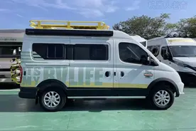 这才是露营车大趋势，短轴中顶，自动挡，大通V80改装床车自驾游图片