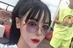 韩国女子只穿纸箱在街头“求摸”，太多人围观引来警察，或被判刑图片