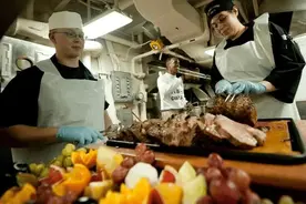 在价值900亿的“福特”号航母上当兵有多爽？鲍鱼龙虾随便吃？图片