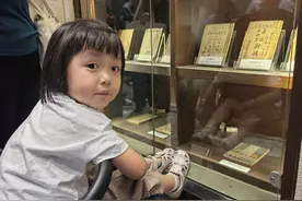 在玩手机问题上，被不到三岁的小外孙教育了，姥爷你用书挡着看图片