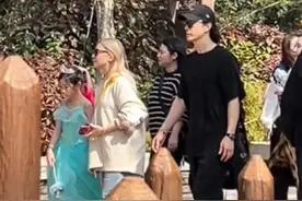 戚薇一家四口现身迪士尼游玩，1岁多儿子首露面，白白胖胖超可爱图片