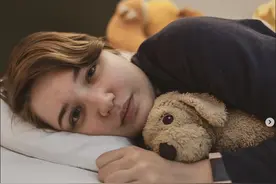 荷兰女孩被慢性疲劳折磨多年安乐离世，给世间留下最后一张表情包图片