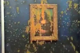 屡遭袭击受损的世界名画《蒙娜丽莎》这次又被泼番茄汤，幸有玻璃罩保护图片