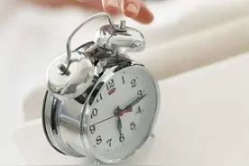 每天睡满8小时，但晚睡晚起，伤身体吗？ 对于很多人来说，白天属于工作，晚上属于家庭，只有夜深人静时，时间才真正属于自己，睡太早总感觉亏了……那么在同样睡8个小时的情况下，10点睡6点起，1点睡9点起，有什么区别呢？#抖出健康知识宝藏 #早睡早起 #晚睡晚起 #健康睡眠视频封面