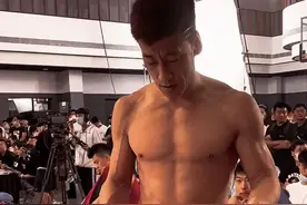 给你看看42岁王晶的身材。兄弟！今天的你有自律吗？@晶爷🖤老妖怪 #豫见路人王 #健身 #自律视频封面