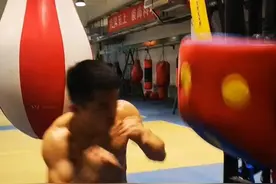 击打够摆拳时一定要扣腕，但这之前一定要加强手腕关节力量。不然承受不了你出拳的重量，就容易受伤#拳击 🥊