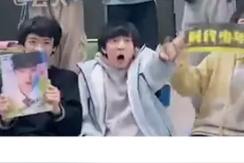 #tf家族 三代的画风，对比#tfboys 和三代给#时代少年团 的打call方式，火火先笑为敬