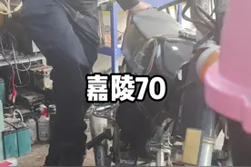 一代经典，车主舍不得扔，多少喷的回忆，这台车20多年了，嘉陵70#摩托车 #修车小伙 #修理 #维修 #保养 #中缸 #机油 #嘉陵 #70 @DOU+小助手 视频封面